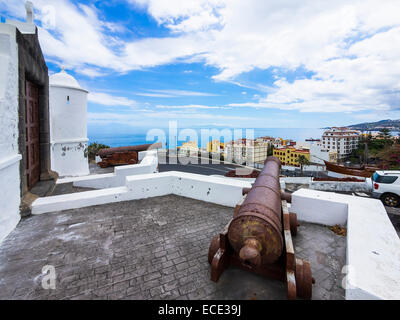 Cannon au Castillo de la Virgen, ci-dessous le Musée Maritime avec une réplique du navire Santa Maria de Colomb Banque D'Images