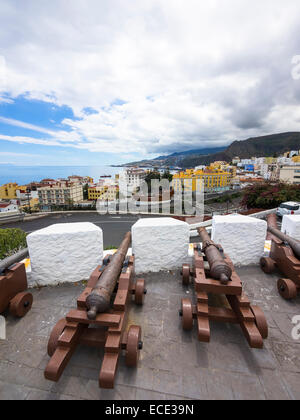 Canons à la Castillo de la Virgen, ci-dessous le Musée Maritime avec une réplique du navire Santa Maria de Colomb Banque D'Images