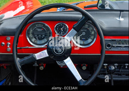 Tableau de bord d'un vintage 1500 Fiat Spider, cabriolet de 1963 à 1966, Bavière, Allemagne Banque D'Images