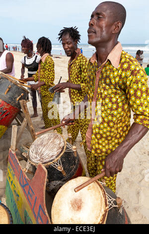 Des musiciens africains sur plage de Labadi, Accra, Ghana, Afrique Banque D'Images