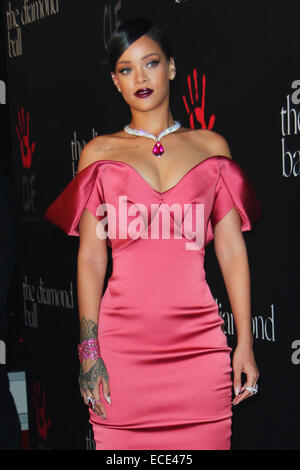 Los Angeles, Californie, USA. Dec 12, 2014. Rihanna Rihanna assiste à la première assemblée annuelle Diamond Ball au profit de la Fondation Lionel Clara le 11 décembre 2014 au vignoble, Beverly Hills, Californie.USA.. TLeopold Globe Crédit :/Photos/ZUMA/Alamy Fil Live News Banque D'Images