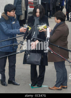 Séoul, Corée du Sud. Dec 12, 2014. Cho Hyun-ah, le 12 décembre 2014 - La fille aînée de Korean Airlines (KAL) Président Cho Yang-ho et ancien vice-président de KAL, Cho Hyun-ah apparaît en fer et l'Aviation une commission d'enquête sur les accidents des transports Ministère à Séoul, Corée du Sud. La Commission d'enquête sur les accidents cités Cho le vendredi à la question de la commande d'un membre d'équipage de quitter un avion sur une violation alléguée de snack-protocole servant à l'aéroport John F. Kennedy à New York le 5 décembre 2014, les médias locaux ont rapporté. (Photo de Lee Jae-Won/AFLO) (CORÉE DU SUD) © Aflo Co.,Ltd/Al Banque D'Images