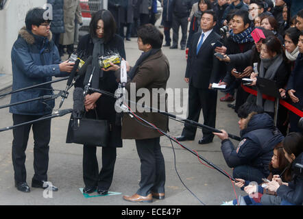 Séoul, Corée du Sud. Dec 12, 2014. Cho Hyun-ah, le 12 décembre 2014 - La fille aînée de Korean Airlines (KAL) Président Cho Yang-ho et ancien vice-président de KAL, Cho Hyun-AH (2L) apparaît en fer et l'Aviation une commission d'enquête sur les accidents des transports Ministère à Séoul, Corée du Sud. La Commission d'enquête sur les accidents cités Cho le vendredi à la question de la commande d'un membre d'équipage de quitter un avion sur une violation alléguée de snack-protocole servant à l'aéroport John F. Kennedy à New York le 5 décembre 2014, les médias locaux ont rapporté. (Photo de Lee Jae-Won/AFLO) (CORÉE DU SUD) © Aflo Co. Banque D'Images