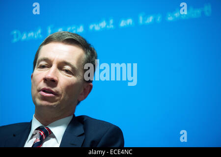 Berlin, Allemagne. Dec 12, 2014. Président de l'Alternative pour l'Allemagne (AfD) partie Bernd Lucke prend la parole lors d'un dpa-talk à Berlin, Allemagne, 12 décembre 2014. Photo : Maurizio Gambarini/dpa/Alamy Live News Banque D'Images