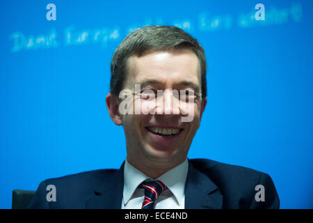 Berlin, Allemagne. Dec 12, 2014. Président de l'Alternative pour l'Allemagne (AfD) partie Bernd Lucke rire pendant un dpa-talk à Berlin, Allemagne, 12 décembre 2014. Photo : Maurizio Gambarini/dpa/Alamy Live News Banque D'Images