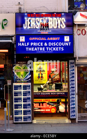 Londres, Angleterre, Royaume-Uni. Moitié prix / Discount Theatre Ticket booth dans près de Leicester Square Banque D'Images