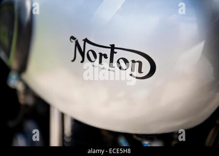 Réservoir moto argent vintage Norton Banque D'Images