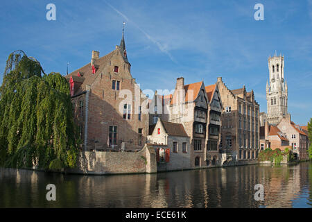 Beffroi et de vieux bâtiments Rozenhoedkaai Bruges Belgique Banque D'Images