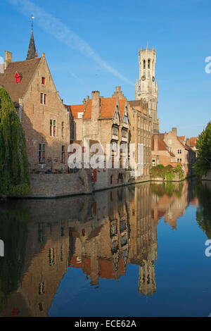 Les vieux bâtiments et beffroi de Bruges Rozenhoedkaai Belgique Banque D'Images