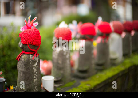 Zōjō-ji temple bouddhiste dans le quartier de Shiba Minato, Tokyo, Japon. Accueil du jardin pour les enfants à naître. Banque D'Images