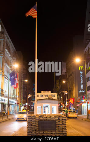 Ancien bordercross 'Checkpoint Charlie' à Berlin. C'est le plus connu de Berlin wall cr Banque D'Images