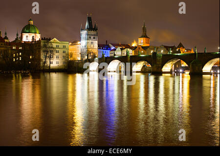 Le pont Charles et l'église de saint François à Prague la nuit Banque D'Images