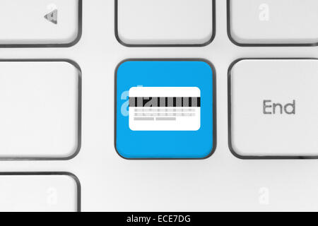 Bouton bleu avec carte de crédit sur le clavier, close-up Banque D'Images