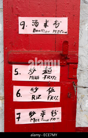 L'Ile Maurice, Port Louis, Chinatown, café menu écrit en caractères chinois et Créole Banque D'Images