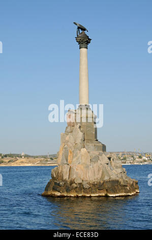 C'est un monument à la saborder les navires (Sébastopol, en Crimée) situé dans la mer. Banque D'Images