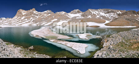 Il s'agit d'une vue panoramique de l'Anti-Taurus Karagol (terre de table (montagnes Aladaglar) - Turquie). Banque D'Images