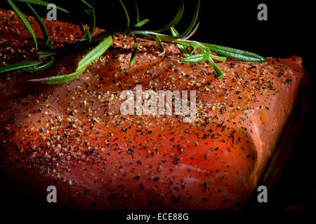 Filet de saumon préparé dans une casserole pour la cuisson des épices sur fond noir, la délicatesse moderne cuisine cook Banque D'Images