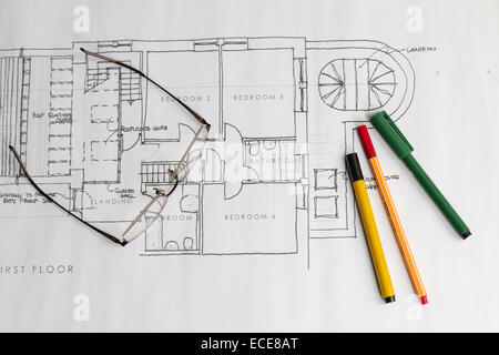 Maison des architectes dessiné à la main ou de l'immobilier des plans établis dans le cadre d'un projet de rénovation. Banque D'Images