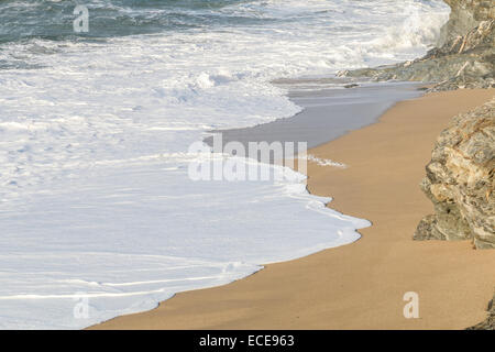 Vagues se brisant sur une plage de Loe bar près de Porthleven, Cornwall, UK sous le soleil d'hivers 24. Banque D'Images