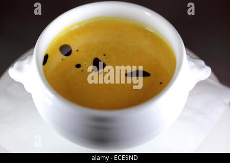 La soupe de potiron est servi dans un bol traditionnel autrichien à Lech, Autriche. Banque D'Images