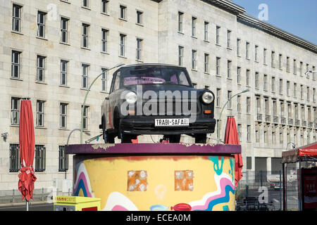 Vieille voiture Trabant sur l'affichage à Berlin Banque D'Images