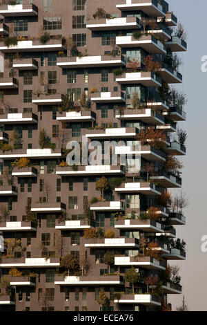 Milan, les bâtiments 'Bosco Verticale' architecte Stefano Boeri, décerné comme le plus beau bâtiment dans le monde en 2014, L Banque D'Images