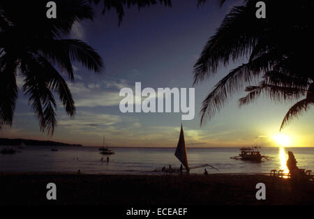 Coucher du soleil à White Beach. Romantique. Boracay. Boracay est une petite île des Philippines situé à environ 315 km (196 mi) sou Banque D'Images