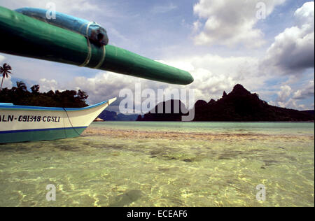 Bangka bateau dans l'île aux Serpents. Bacuit archipelago. Palawan. El Nido. Aux Philippines. El Nido (officiellement la municipalité d'El Nido) Banque D'Images