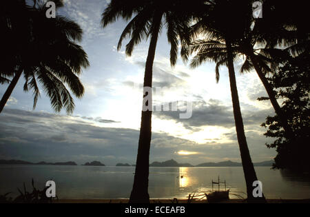 Coucher du soleil dans la plage d'Coronn-Corong Bay. Bacuit archipelago. Palawan. El Nido. Aux Philippines. El Nido (officiellement la municipalit Banque D'Images