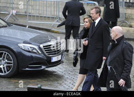 Bruxelles, Belgique. Dec 12, 2014. La Grande-Duchesse Maria Teresa de Luxembourg (L, au centre) et le Grand-Duc Henri de Luxembourg quittent la Cathédrale de Saint Michel et Saint Gudule lors des funérailles de la Reine Fabiola de Belgique à Bruxelles, capitale de la Belgique, le 12 décembre 2014. La Reine Fabiola de Belgique, veuve du Roi Baudouin et de la reine entre 1960 et 1993, est décédé à l'âge de 86 ans le 5 décembre. Credit : Ye Pingfan/Xinhua/Alamy Live News Banque D'Images