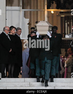 Bruxelles, Belgique. Dec 12, 2014. Le roi belge Albert II (1re L) se distingue avec son fils le roi Philippe (3L) et de la Reine Mathilde (2L) en tant que soldats portent le cercueil de la Reine Fabiola de Belgique dans l'église Notre Dame pour le service funèbre à Laeken, Bruxelles, capitale de la Belgique, le 12 décembre 2014. La Reine Fabiola de Belgique, veuve du Roi Baudouin et de la reine entre 1960 et 1993, est décédé à l'âge de 86 ans le 5 décembre. Credit : Zhou Lei/Xinhua/Alamy Live News Banque D'Images