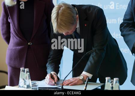 Berlin, Allemagne. 12 Décembre, 2014. Le gouvernement fédéral, les syndicats et des terres a signé l ' alliance pour l'éducation et la formation continue " pour l'attractivité de la formation professionnelle du système binaire de renforcer et de l'augmentation des problèmes de mettre en place entre l'offre et la demande sur le marché avec des efforts communs visant à surmonter. Les participants donner après la signer des déclarations et d'une conférence de presse conjointe dans le ministère fédéral de l'économie et de l'énergie. Credit : Reynaldo Chaib Paganelli/Alamy Live News Banque D'Images