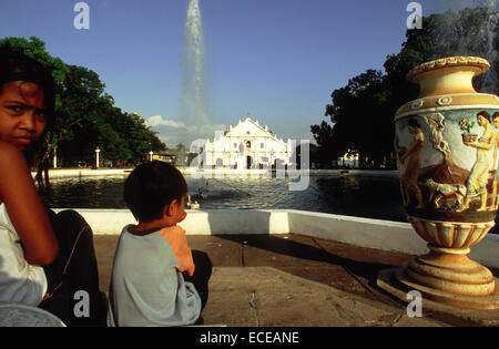 Enfants à Plaza Salcedo. Cathédrale de Saint Paul. Vigan. Ilocos. Aux Philippines. Plaza Salcedo philippins ont une tradition de première Banque D'Images