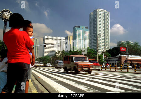 Big Zebra Crossing. Grand nombre d'hôtels et de gratte-ciel en malate. Roxas Boulevard. Manille. Aux Philippines. Roxas Boulevard est un Banque D'Images