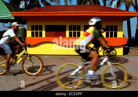 Les cyclistes. Bar au bord de la mer. Roxas Boulevard. Manille. Philipphines. Roxas Boulevard est une promenade au bord de l'eau à Manille en Banque D'Images