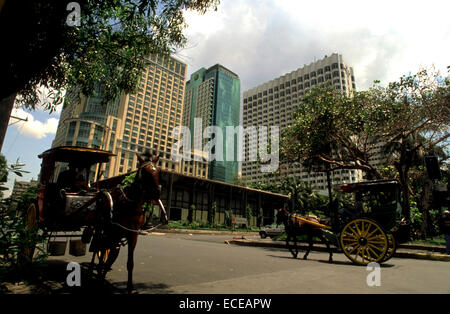 Kalesa, buggy ride horse transport et de grands hôtels en malate. Manille. Aux Philippines. Le malate est un vieux quartier de la ville de Mani Banque D'Images