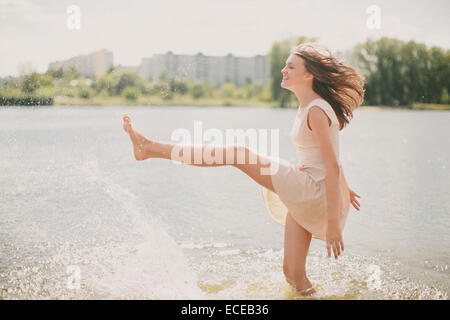 Teenage Girl standing in a river eau coups Banque D'Images