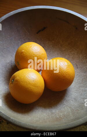 Les oranges dans le vieux bol Banque D'Images