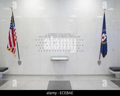 La Central Intelligence Agency Memorial Wall sur le mur nord de l'Administration centrale du Hall le 12 mars 2013 à Langley, en Virginie. Le mur dispose d'étoiles représentant les agents de la CIA tués dans l'exercice de leurs fonctions. Banque D'Images