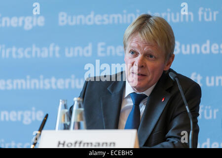 Berlin, Allemagne. 12 Décembre, 2014. Le gouvernement fédéral, les syndicats et des terres a signé l ' alliance pour l'éducation et la formation continue " pour l'attractivité de la formation professionnelle du système binaire de renforcer et de l'augmentation des problèmes de mettre en place entre l'offre et la demande sur le marché avec des efforts communs visant à surmonter. Les participants donner après la signer des déclarations et d'une conférence de presse conjointe dans le ministère fédéral de l'économie et de l'énergie. Credit : Reynaldo Chaib Paganelli/Alamy Live News Banque D'Images