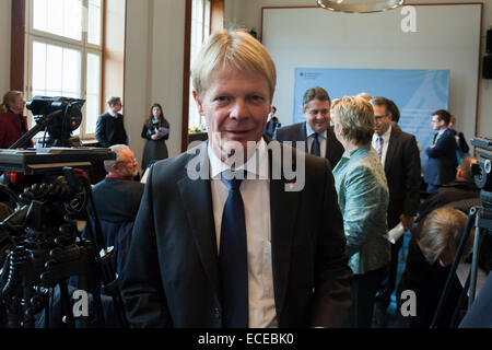 Berlin, Allemagne. 12 Décembre, 2014. Le gouvernement fédéral, les syndicats et des terres a signé l ' alliance pour l'éducation et la formation continue " pour l'attractivité de la formation professionnelle du système binaire de renforcer et de l'augmentation des problèmes de mettre en place entre l'offre et la demande sur le marché avec des efforts communs visant à surmonter. Les participants donner après la signer des déclarations et d'une conférence de presse conjointe dans le ministère fédéral de l'économie et de l'énergie. Credit : Reynaldo Chaib Paganelli/Alamy Live News Banque D'Images