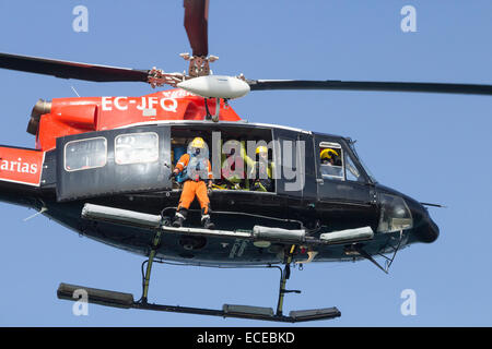 L'hélicoptère des garde-côtes espagnols participant à la simulation des services de secours sur la plage en Espagne Banque D'Images