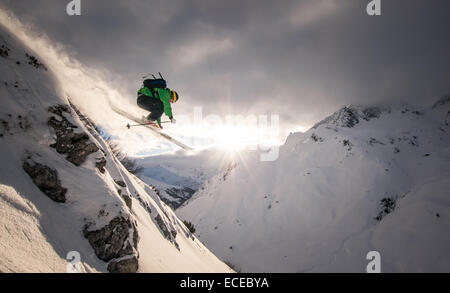 L'Autriche, Freeride skier Jumping off rock Banque D'Images