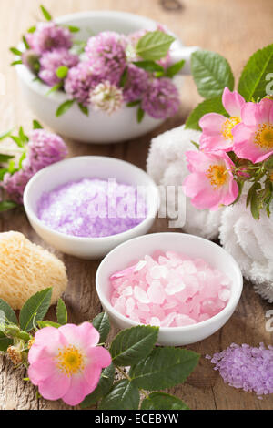 Spa avec de fines herbes et de sel rose wild rose fleurs clover Banque D'Images