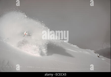 Autriche, Salzbourg, Gastein, skieur de pente descendante en nuage de poudreuse Banque D'Images