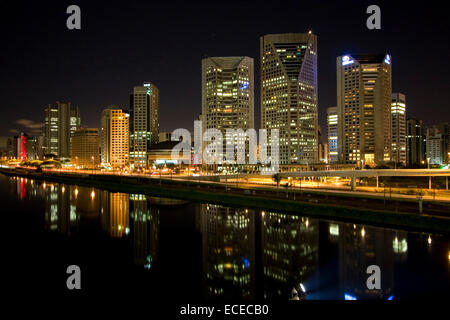 Brésil, Sao Paulo, Sao Paulo Itaim Bibi, Financial District, vue sur la ville et la rivière la nuit Banque D'Images
