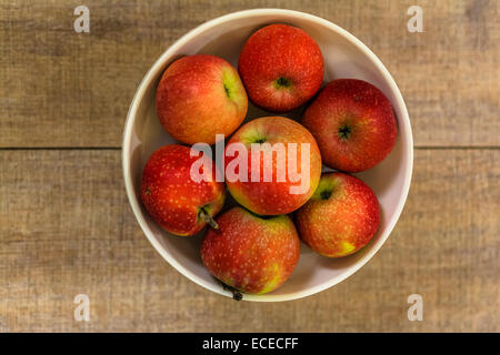 Les pommes dans le bol de fruits blancs Banque D'Images