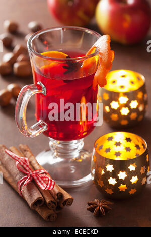 Verre de vin chaud à l'orange et épices, boisson d'hiver Banque D'Images