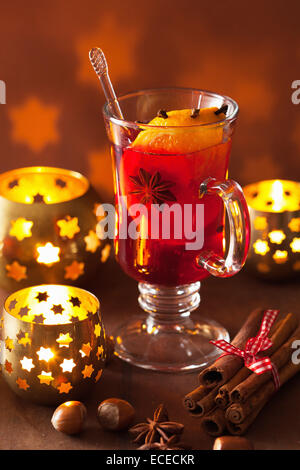 Verre de vin chaud à l'orange et épices, décoration de Noël Banque D'Images