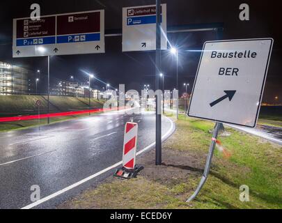 Roadsign incliné dit 'BER' site de construction à la route d'accès au nouveau capital airport BER dans Berlin Schoenefeld, Brandebourg, Allemagne, 12 décembre 2014. Une séance du conseil de surveillance de la société d'exploitation de l'aéroport Berlin-Brandebourg (Flughafengesellschaft Berlin-Brandenburg, FBB) se tient à Motzen, Brandenburg, Allemagne. La date pour l'aéroport d'être ouverte reste incertaine. PHOTO : PATRICK PLEUL/dpa Banque D'Images